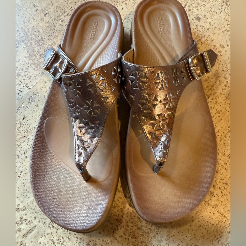 Aetrex Women's Metallic Rita Sandals,size 10 runs small